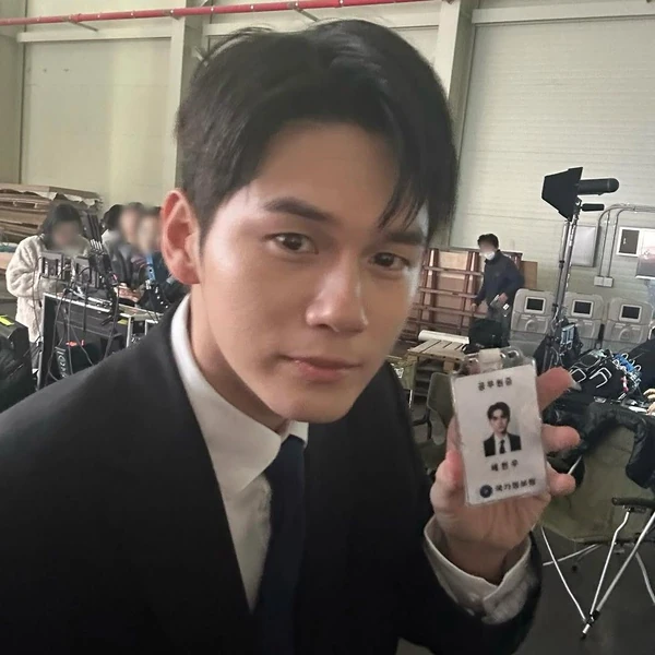 The most loved look of Ong Seongwu today