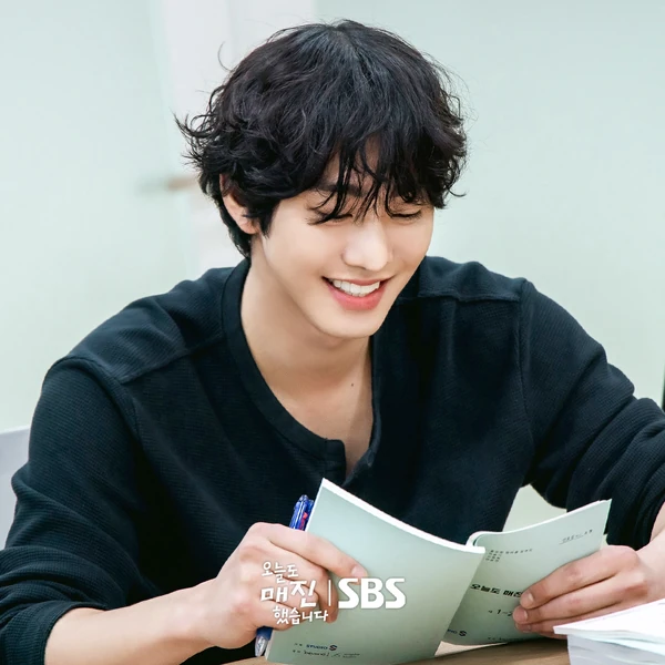 Popular photo full of fans’ love for Ahn Hyoseop