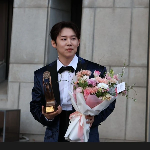 Popular photo full of fans’ love for Jinuk