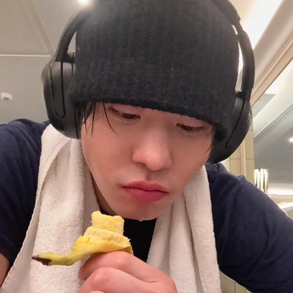 今天最受喜爱的安孝燮模样