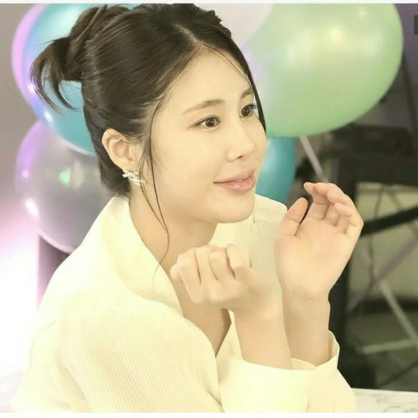 Popular photo full of fans’ love for Kim Soyou