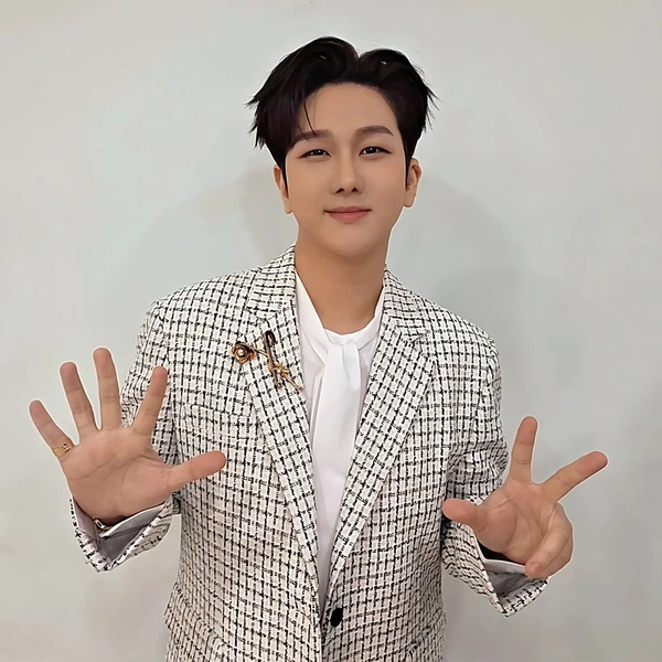 Popular photo full of fans’ love for Kim Soochan