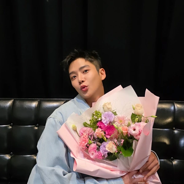 Popular photo full of fans’ love for Rowoon