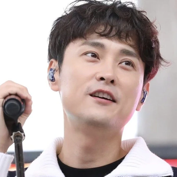 Popular photo full of fans’ love for Min Kyunghoon