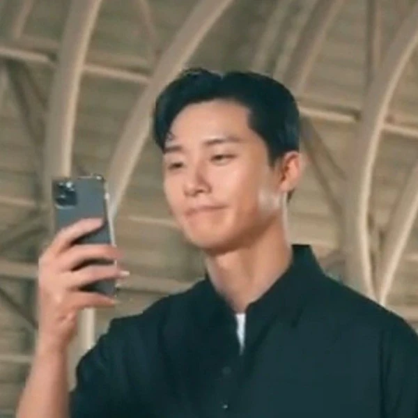 The most loved look of Park Seojoon today