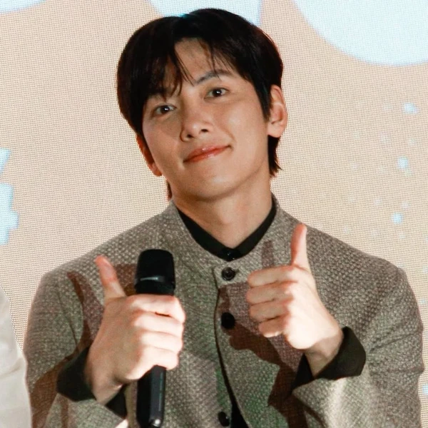 今天最受喜爱的池昌旭模样