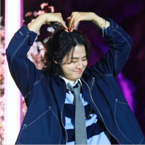 Popular photo full of fans’ love for Lee Solomon