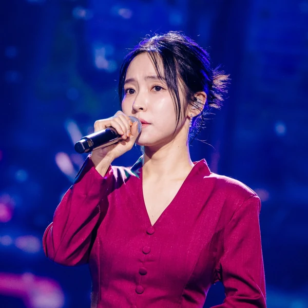 Popular photo full of fans’ love for Hong Ja