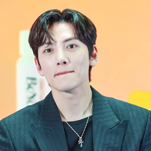 今天最受喜爱的池昌旭模样