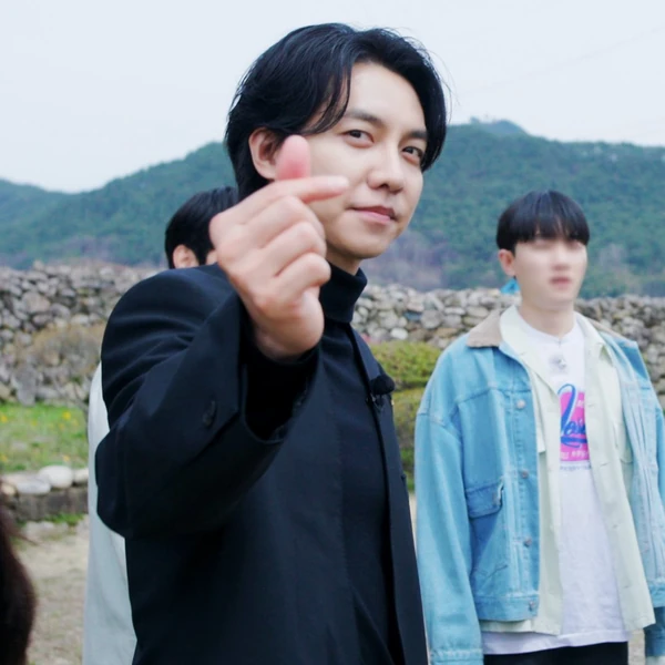 Foto populer Lee Seunggi yang penuh cinta dari penggemar