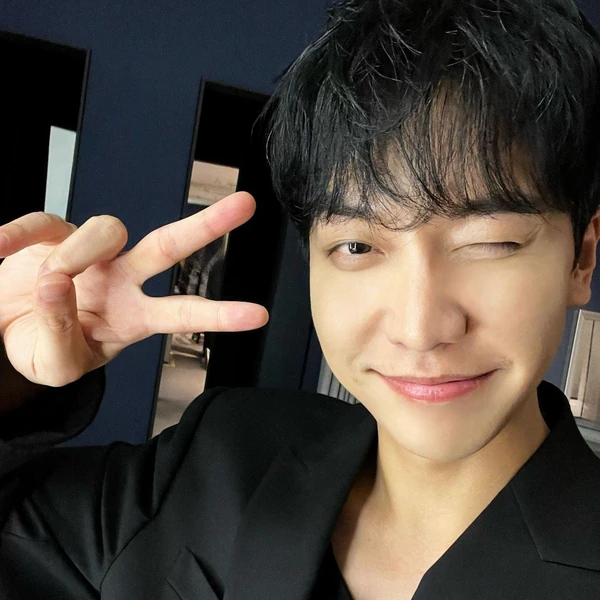 Foto populer Lee Seunggi yang penuh cinta dari penggemar