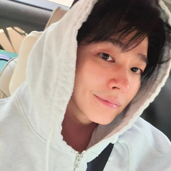 Popular photo full of fans’ love for Yoon Kyunsang