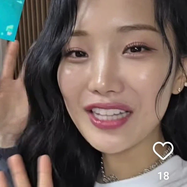 The most loved look of Kim Soyeon (2004) today