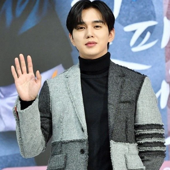 Popular photo full of fans’ love for Yoo Seungho