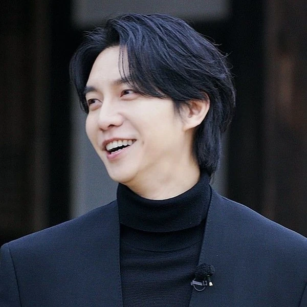 Foto populer Lee Seunggi yang penuh cinta dari penggemar