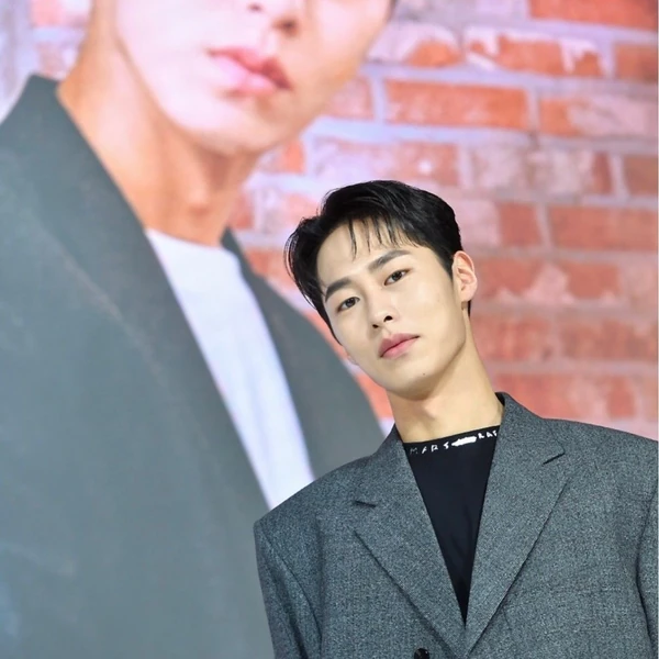 Popular photo full of fans’ love for Lee Jaewook