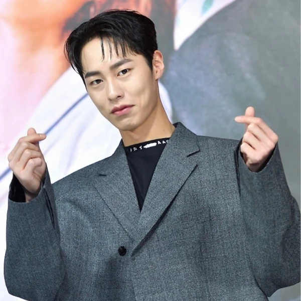 Popular photo full of fans’ love for Lee Jaewook