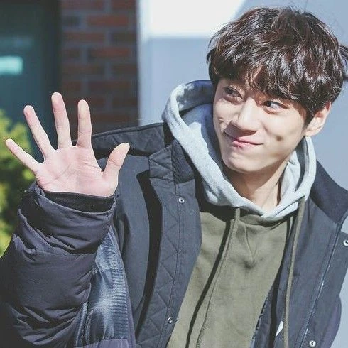 Popular photo full of fans’ love for Lee Junyoung