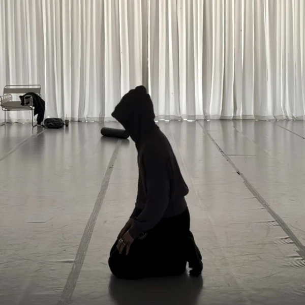 Popular photo full of fans’ love for Ki Moogan