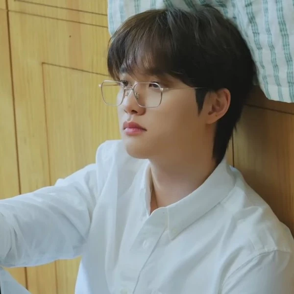 今天最受喜愛的都暻秀 (D.O.)模樣