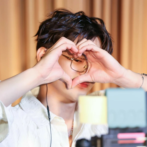 Foto populer Seo Inguk yang penuh cinta dari penggemar