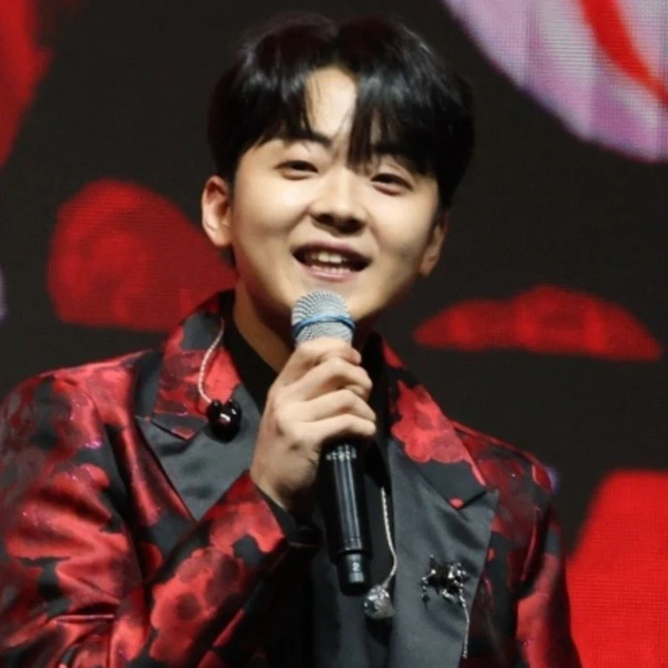 Popular photo full of fans’ love for Park Minsu