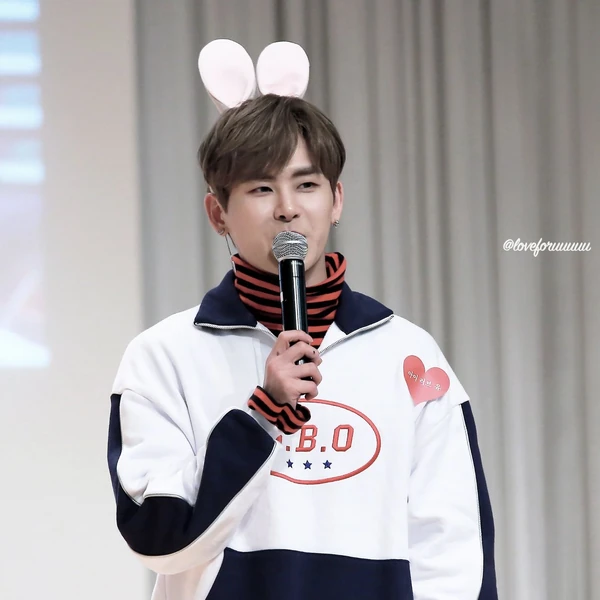 Popular photo full of fans’ love for Hoya