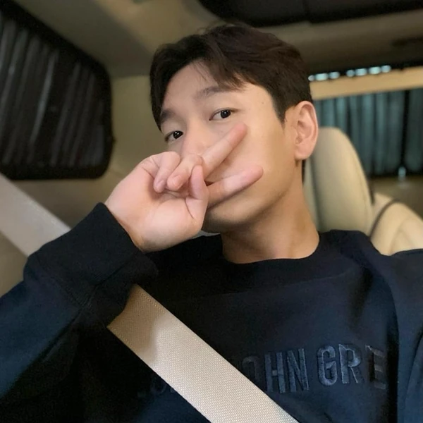 Popular photo full of fans’ love for Cho Seungwoo 