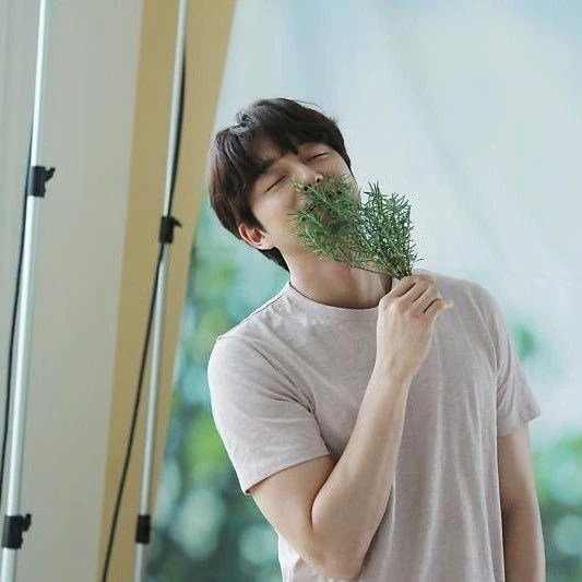 Foto populer Gong Yoo yang penuh cinta dari penggemar