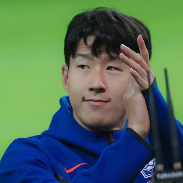 손흥민의 매력을 담은 최애돌셀럽 대표 사진