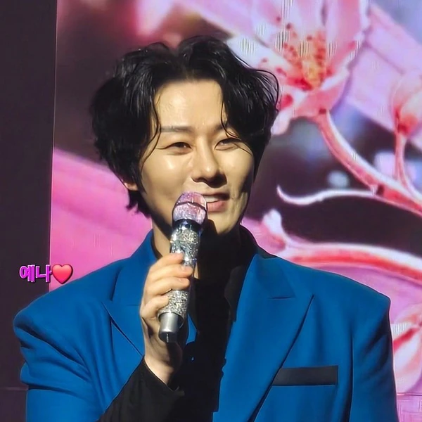 Popular photo full of fans’ love for Kang Moonkyung