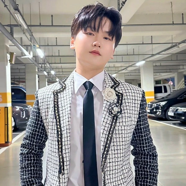 The most loved look of Park Sungon today