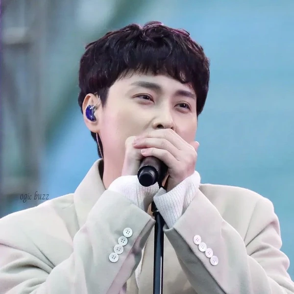 Popular photo full of fans’ love for Min Kyunghoon