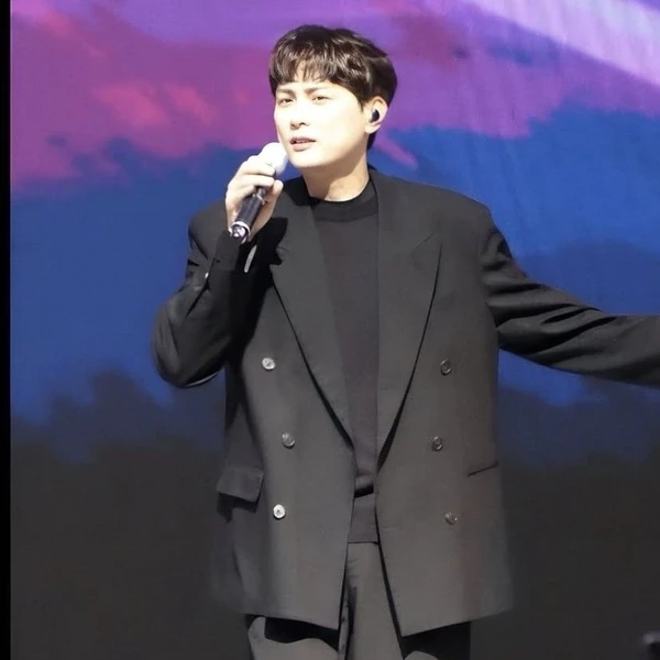 Popular photo full of fans’ love for Min Kyunghoon