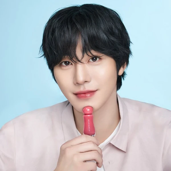 Popular photo full of fans’ love for Ahn Hyoseop