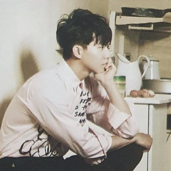 Foto populer Lee Seunggi yang penuh cinta dari penggemar