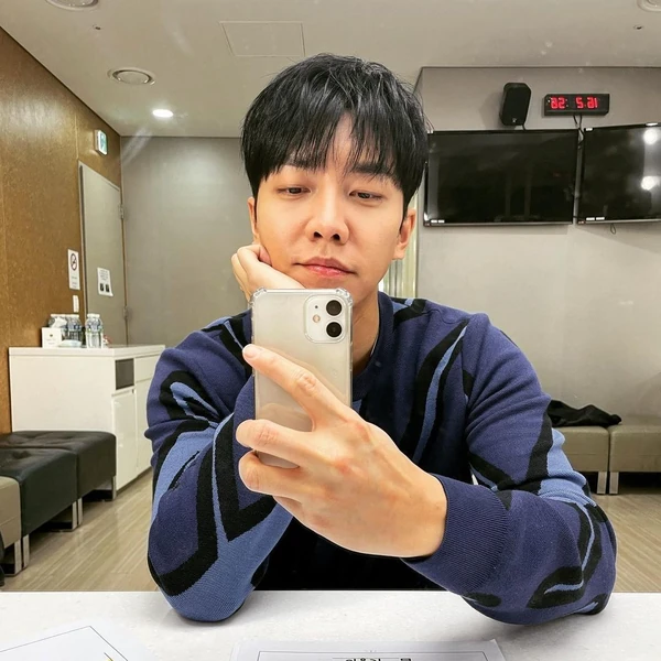 Foto populer Lee Seunggi yang penuh cinta dari penggemar