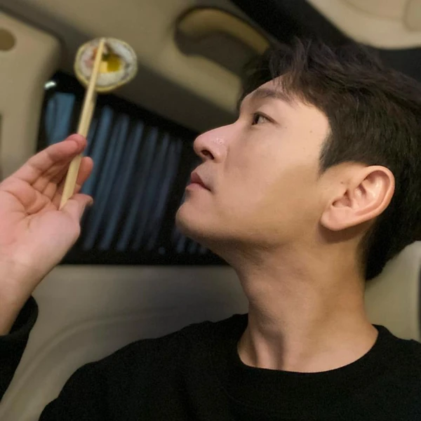 Popular photo full of fans’ love for Cho Seungwoo 