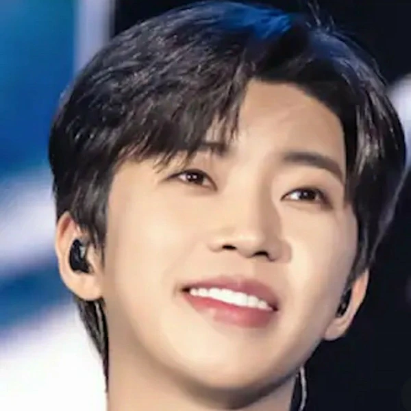 Popular photo full of fans’ love for Lim Youngwoong