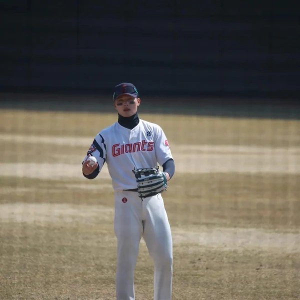 Foto utama yang menunjukkan pesona Yoon Donghee
