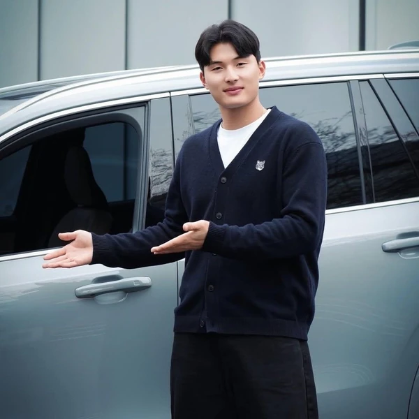 Today’s standout profile photo of Yoon Donghee on Choeaedol Celeb