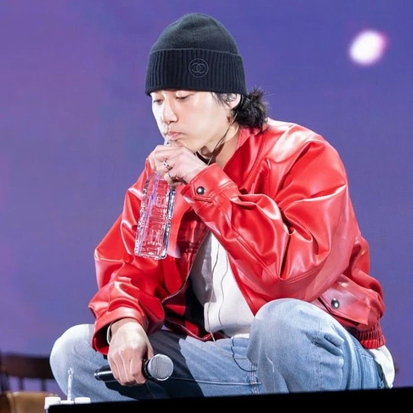 Popular photo full of fans’ love for Park Seojoon