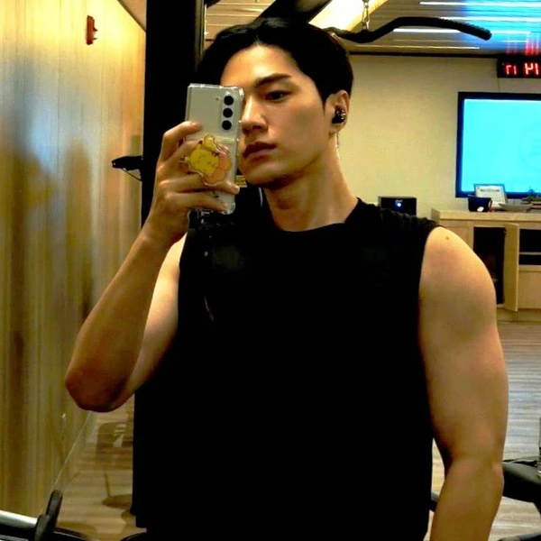 Popular photo full of fans’ love for Kim Myungsoo (L)