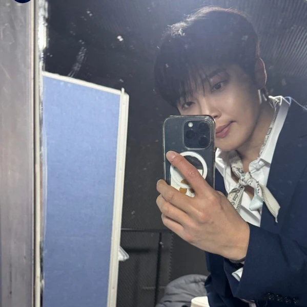 Popular photo full of fans’ love for Hwang Yunsung