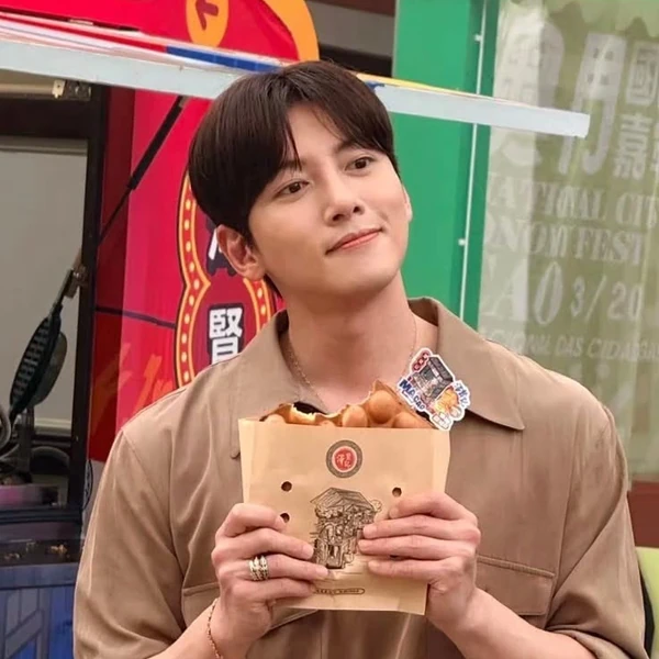 充满粉丝爱意的池昌旭人气照片