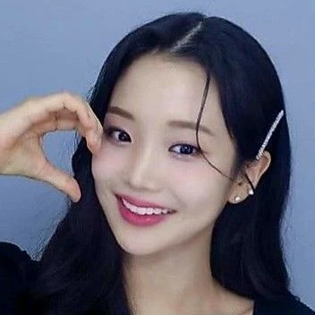 The most loved look of Kim Soyeon (2004) today