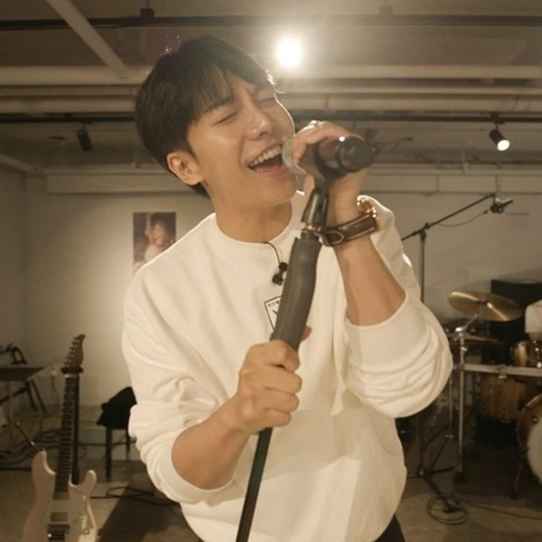 Foto populer Lee Seunggi yang penuh cinta dari penggemar