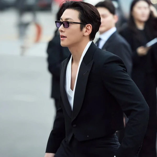 今天最受喜爱的池昌旭模样