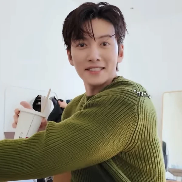 Popular photo full of fans’ love for Ji Changwook