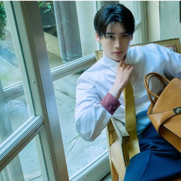 Popular photo full of fans’ love for Lee Jongsuk